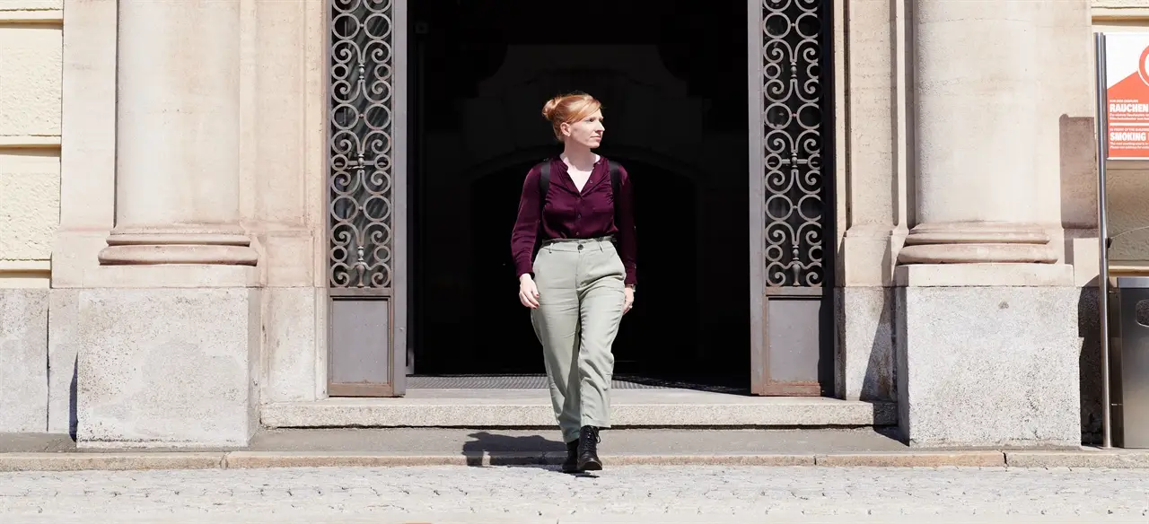 Johanna Irrgeher vor der Montanuni