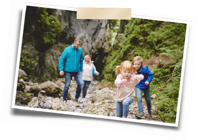 Familie macht Ausflug im Naturpark Mürzer Oberland